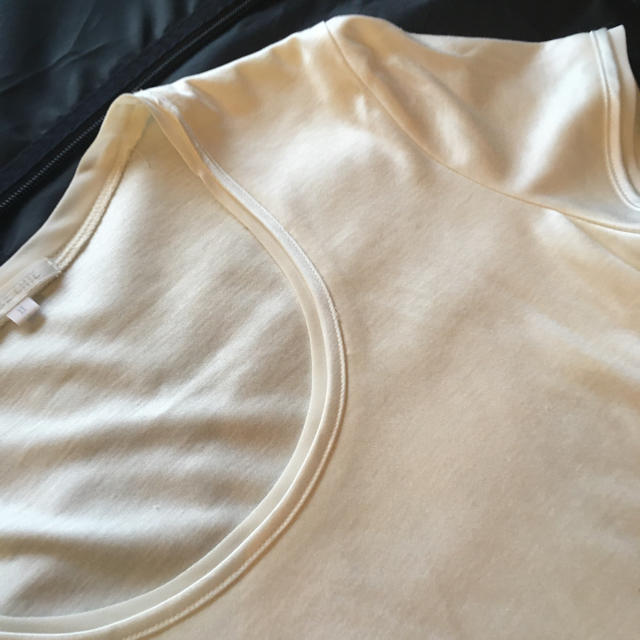 TO BE CHIC(トゥービーシック)の白裾フリル半袖カットソー レディースのトップス(カットソー(半袖/袖なし))の商品写真