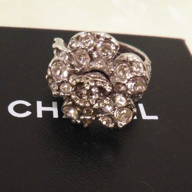 CHANEL(シャネル)のつかさ様専用です CHANEL フラワーモチーフラインストーンリングおまけ付 レディースのアクセサリー(リング(指輪))の商品写真