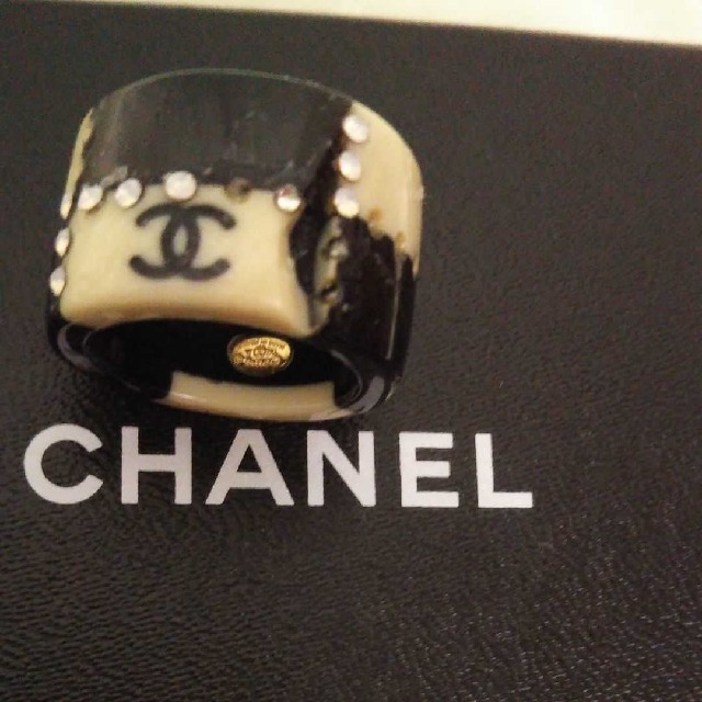 CHANEL(シャネル)のつかさ様専用です CHANEL フラワーモチーフラインストーンリングおまけ付 レディースのアクセサリー(リング(指輪))の商品写真