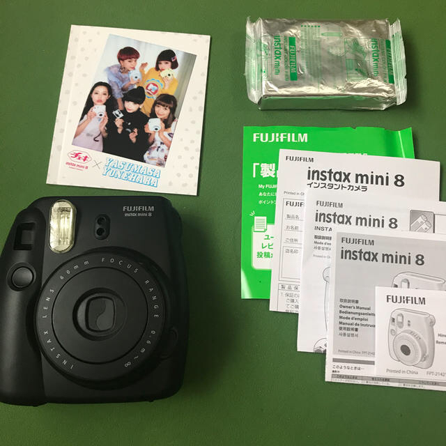 富士フイルム(フジフイルム)の凜子さま専用　チェキ　instax mini 8 （リフィル付き） スマホ/家電/カメラのカメラ(フィルムカメラ)の商品写真