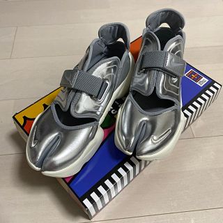 ナイキ(NIKE)のNIKE ウィメンズ　アクアリフト　シルバー　24.5cm(スニーカー)