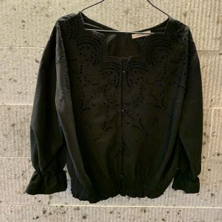 ダブルクローゼット(w closet)の美品　ダブルクローゼット　シャツ　刺繍　ブラック(シャツ/ブラウス(半袖/袖なし))