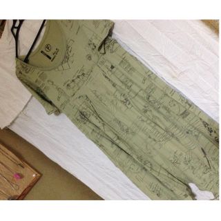 ハンジロー(HANJIRO)の宇宙船ワンピ☆カラフルバック(ひざ丈ワンピース)