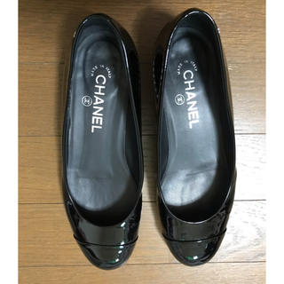 シャネル(CHANEL)の【Junnaco様専用】シャネルエナメルパールサイズ37.5(ローファー/革靴)