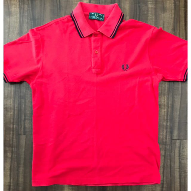 FRED PERRY(フレッドペリー)の美品　フレッドペリー　ポロシャツ　40サイズ　赤　L メンズのトップス(ポロシャツ)の商品写真