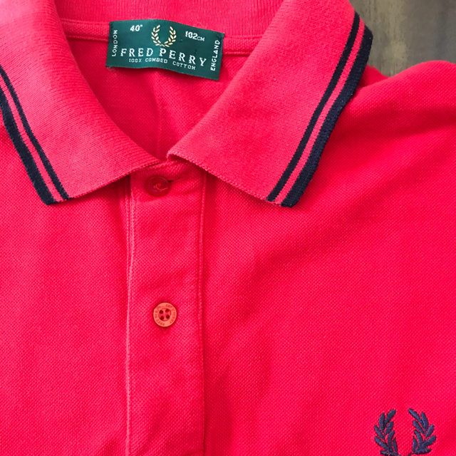 FRED PERRY(フレッドペリー)の美品　フレッドペリー　ポロシャツ　40サイズ　赤　L メンズのトップス(ポロシャツ)の商品写真