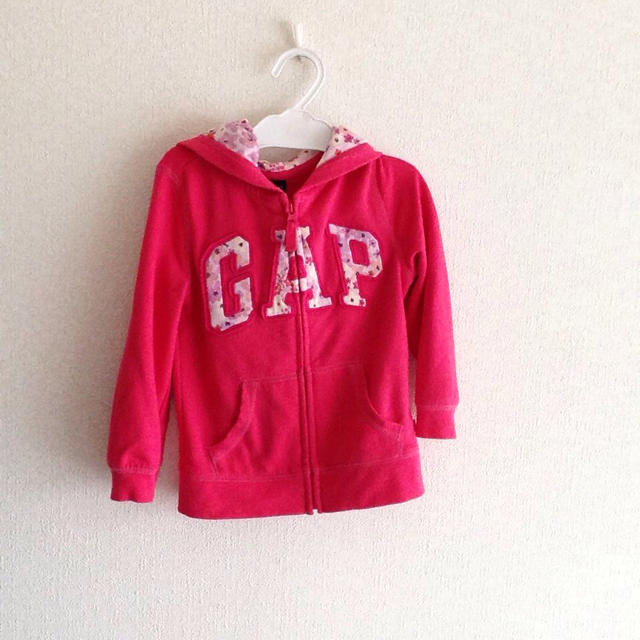 GAP(ギャップ)のGAP パーカー 女の子 100♡ キッズ/ベビー/マタニティのキッズ服女の子用(90cm~)(ジャケット/上着)の商品写真