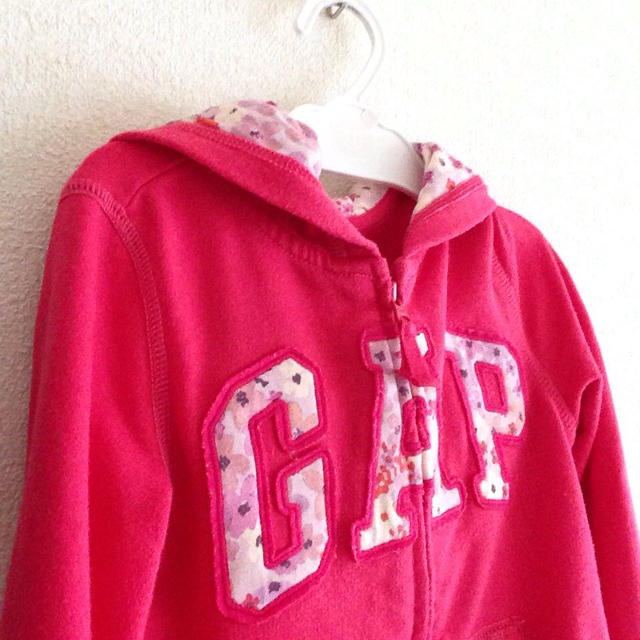 GAP(ギャップ)のGAP パーカー 女の子 100♡ キッズ/ベビー/マタニティのキッズ服女の子用(90cm~)(ジャケット/上着)の商品写真