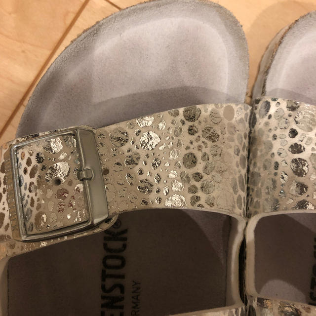 BIRKENSTOCK(ビルケンシュトック)のビルケン シュトック　37  アリゾナ  シルバー レディースの靴/シューズ(サンダル)の商品写真