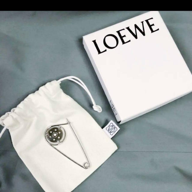 LOEWE(ロエベ)の希少　loewe メカノピン シルバー　 レディースのアクセサリー(ブローチ/コサージュ)の商品写真