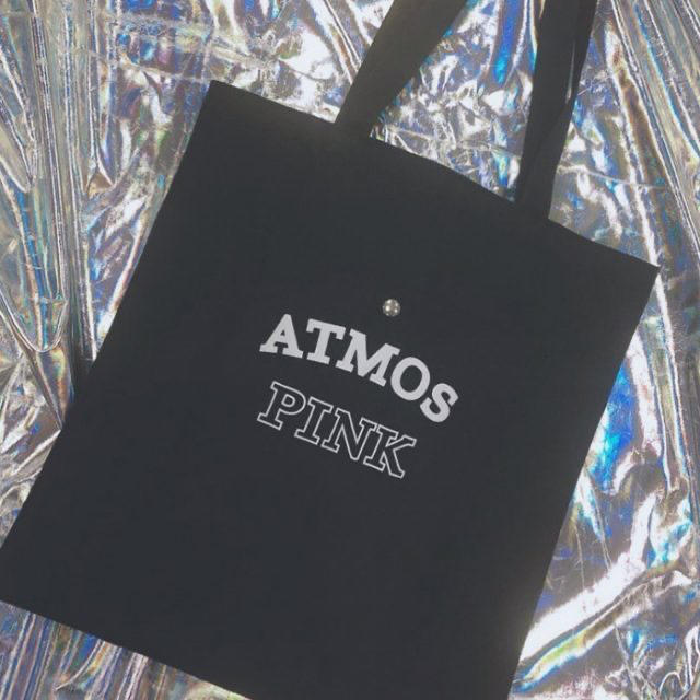 atmos(アトモス)の新品 atmos pink 限定 カレッジロゴ BIG トートバッグ  レディースのバッグ(トートバッグ)の商品写真