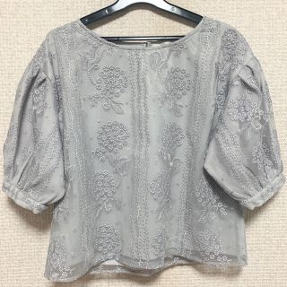 ページボーイ(PAGEBOY)のオーガンジー刺繍トップス(シャツ/ブラウス(長袖/七分))