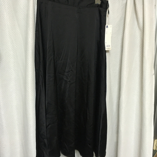 ジーユー(GU)のGUサテンフレアミディスカートCR ブラックSサイズ(ひざ丈スカート)