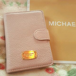 マイケルコース(Michael Kors)のMKパスポートケース　ピンクレザー♪(旅行用品)