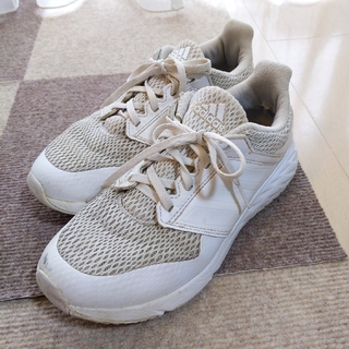 アディダス(adidas)の雨の日通学用　白スニーカー　通学靴　アディダス　24センチ　中古品(スニーカー)