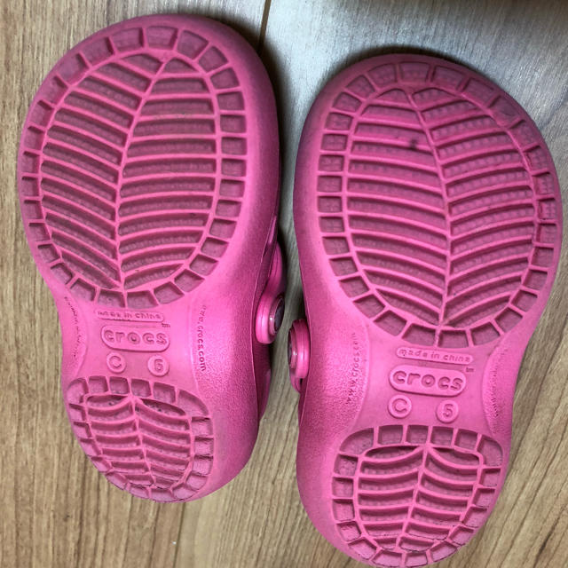 crocs(クロックス)のCROCS クロックス キッズ　サンダル　13cm ピンク　水遊び キッズ/ベビー/マタニティのベビー靴/シューズ(~14cm)(サンダル)の商品写真