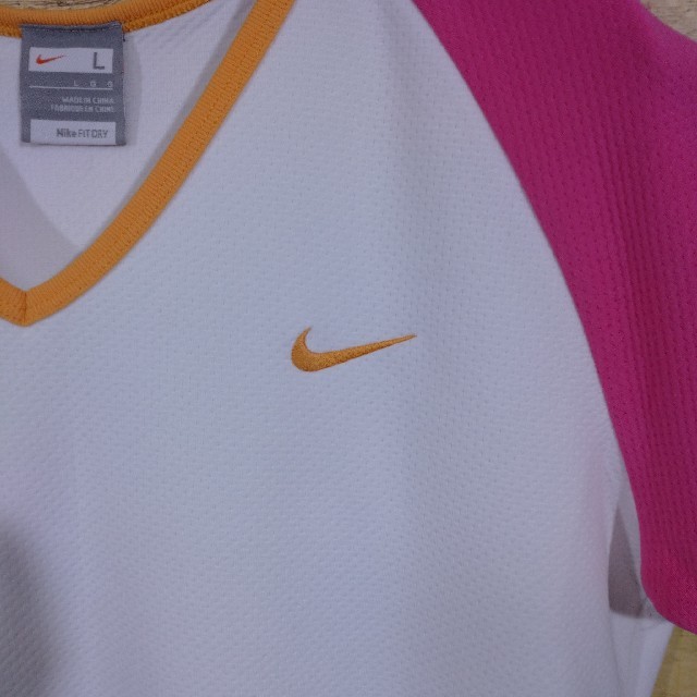 NIKE(ナイキ)の【 夏服 レディース Vネック 】NIKE ナイキ Tシャツ レディース 白 L レディースのトップス(Tシャツ(半袖/袖なし))の商品写真