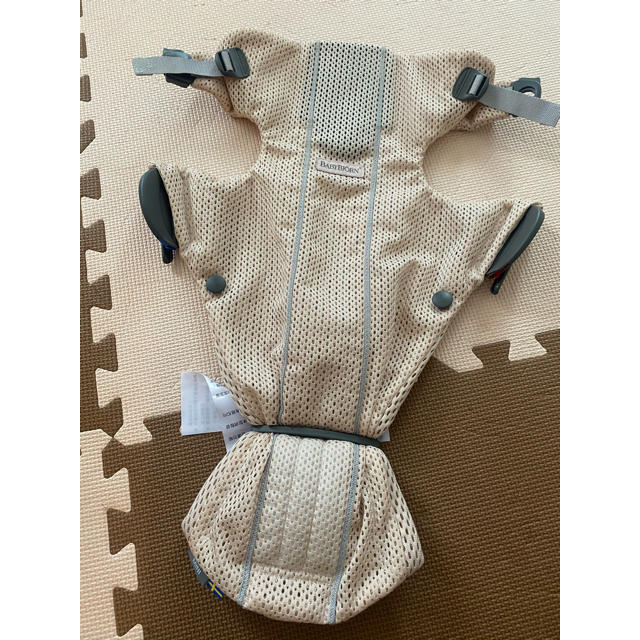 BABYBJORN(ベビービョルン)のパピコ様専用　ベビービョルン　抱っこ紐　ベビーキャリアミニ　メッシュ キッズ/ベビー/マタニティの外出/移動用品(抱っこひも/おんぶひも)の商品写真