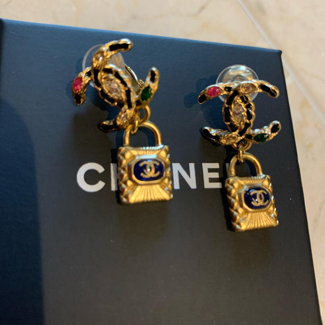 CHANEL(シャネル)の美品　シャネルcocoマーク　スイング♥︎ビジュー♥︎イヤリング   レディースのアクセサリー(イヤリング)の商品写真