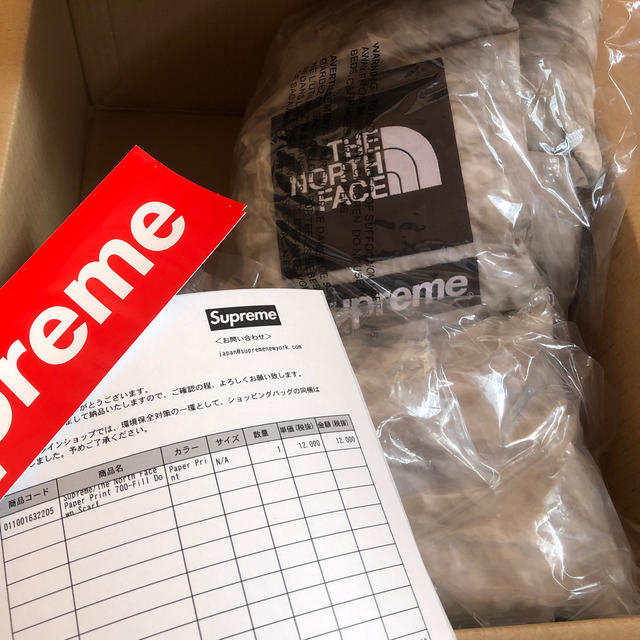 Supreme(シュプリーム)のSupreme ペーパー柄 ダウン スカーフ マフラー メンズのファッション小物(マフラー)の商品写真