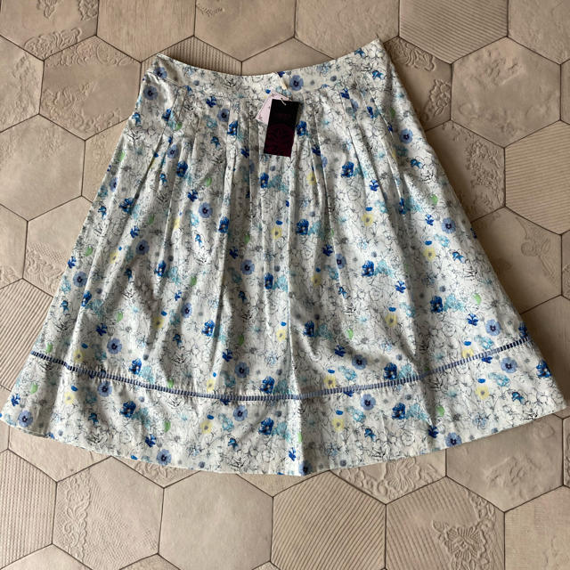 Aylesbury(アリスバーリー)の新品タグ付　リバティ　ボタニカル　花柄ふんわりスカート レディースのスカート(ひざ丈スカート)の商品写真