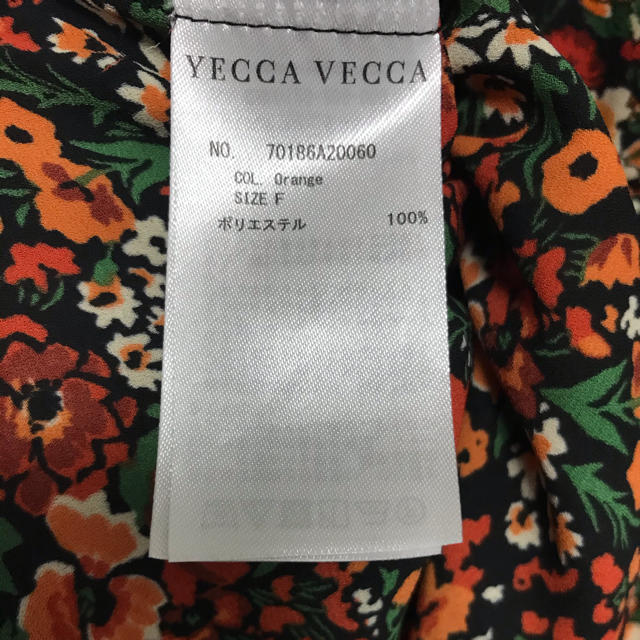 YECCA VECCA(イェッカヴェッカ)の花柄フレアカットソー レディースのトップス(カットソー(半袖/袖なし))の商品写真