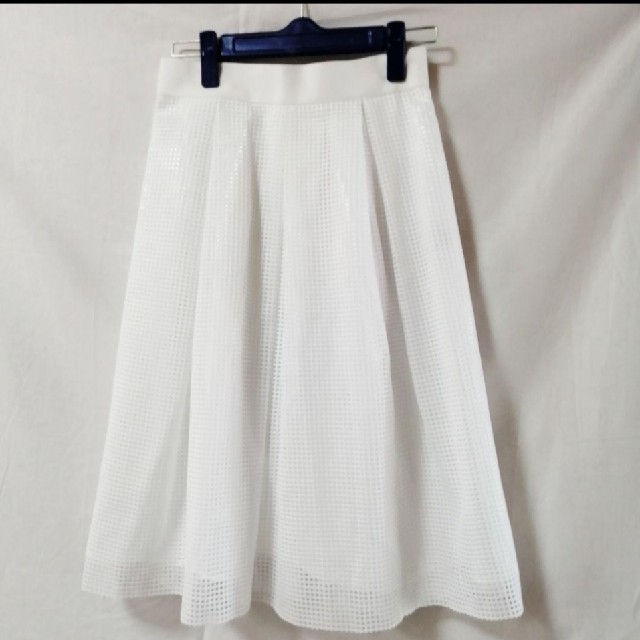 PLST(プラステ)の【新品未使用】メッシュレース　フレア膝丈スカート　白 レディースのスカート(ひざ丈スカート)の商品写真