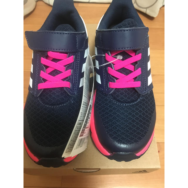 adidas(アディダス)の子供用　スニーカー　adidas キッズ/ベビー/マタニティのキッズ靴/シューズ(15cm~)(スニーカー)の商品写真