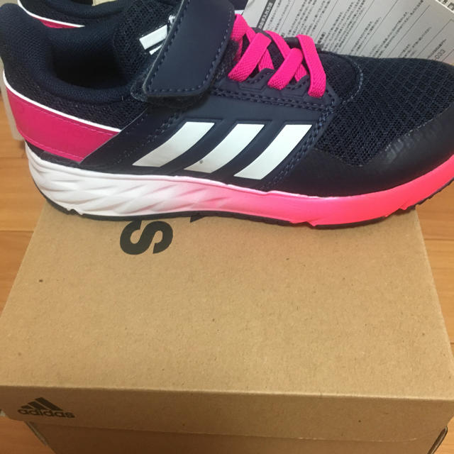 adidas(アディダス)の子供用　スニーカー　adidas キッズ/ベビー/マタニティのキッズ靴/シューズ(15cm~)(スニーカー)の商品写真