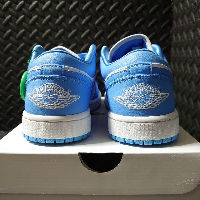 NIKE WMNS AIR JORDAN 1 LOW UNC 2