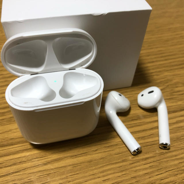 Apple(アップル)のairpods 第一世代　Apple純正品　完動品 スマホ/家電/カメラのオーディオ機器(ヘッドフォン/イヤフォン)の商品写真