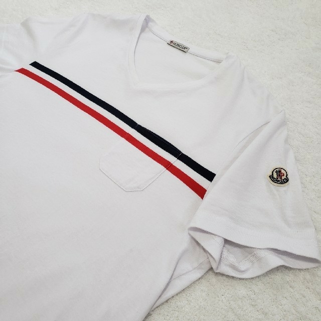 MONCLER(モンクレール)のモンクレール　Vネック Tシャツ　MONCLER　トリコロール　半袖　メンズ メンズのトップス(Tシャツ/カットソー(半袖/袖なし))の商品写真