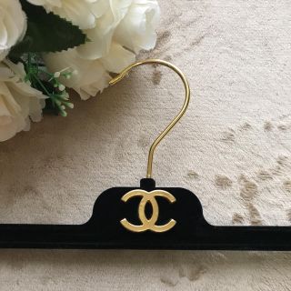 シャネル(CHANEL)のCHANEL♡ベロアハンガー  スカート・パンツ用  1本(押し入れ収納/ハンガー)