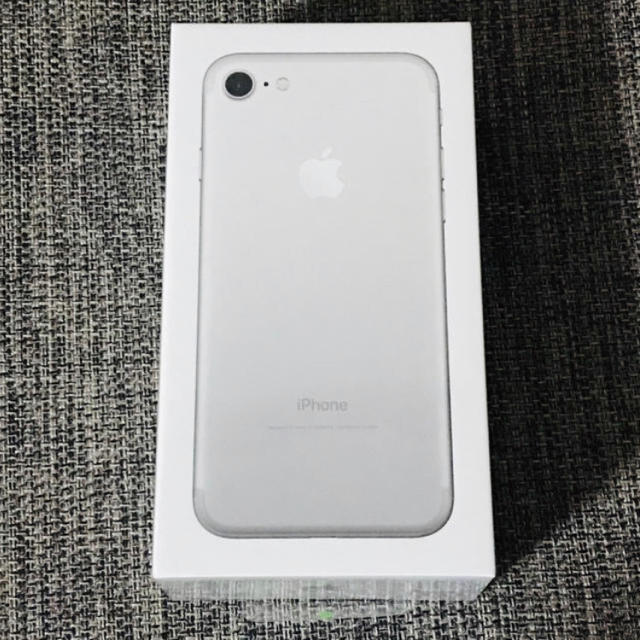 iPhone 7 Silver 128 GB docomo - 携帯電話