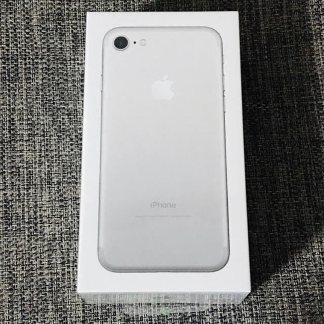 Apple(アップル)のiPhone 7 Silver 32GB docomo スマホ/家電/カメラのスマートフォン/携帯電話(スマートフォン本体)の商品写真