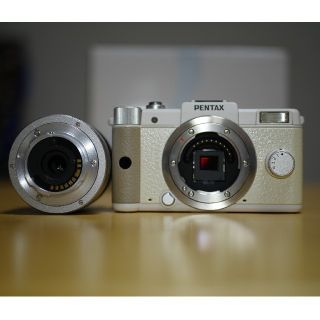 ペンタックス(PENTAX)の3%オフにてお得!【良品】PENTAX Q 02ズームレンズキット人気ホワイト(ミラーレス一眼)