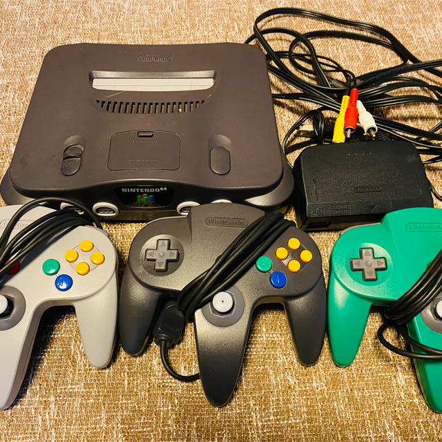 NINTENDO 64(ニンテンドウ64)のニンテンドー64本体＋ソフト×2 すぐに遊べるセット！ エンタメ/ホビーのゲームソフト/ゲーム機本体(家庭用ゲーム機本体)の商品写真