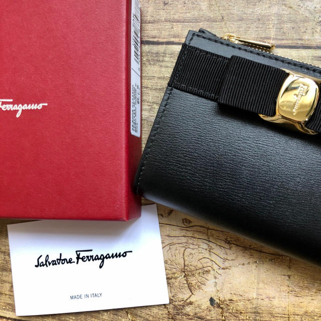 Salvatore Ferragamo(サルヴァトーレフェラガモ)の新品 新作 フェラガモ  リボン コンパクト 二つ折り財布 レディースのファッション小物(財布)の商品写真