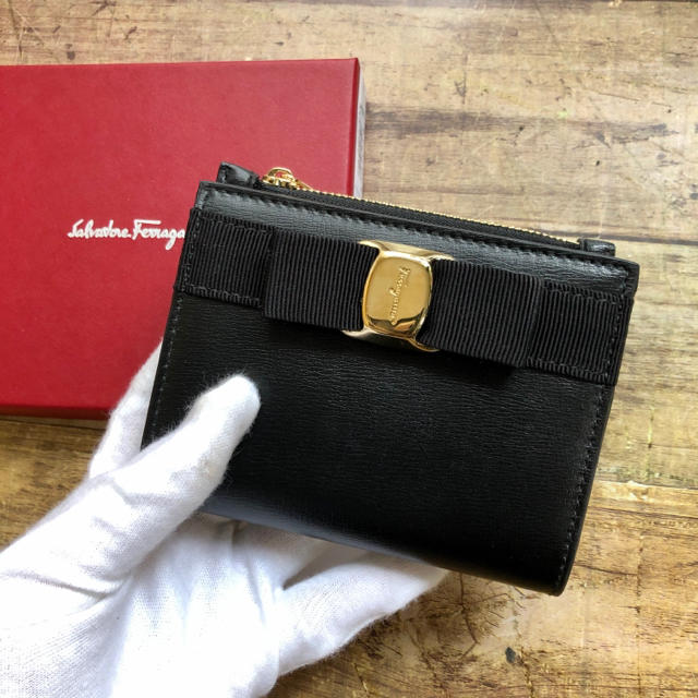 Salvatore Ferragamo(サルヴァトーレフェラガモ)の新品 新作 フェラガモ  リボン コンパクト 二つ折り財布 レディースのファッション小物(財布)の商品写真