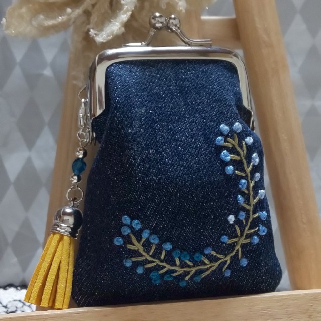 デニム｢刺繍｣ガマ口 ハンドメイドのファッション小物(財布)の商品写真