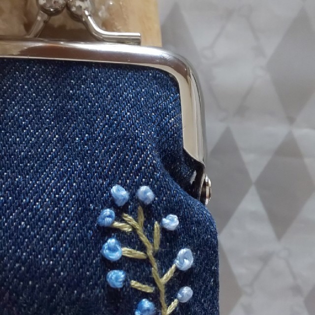 デニム｢刺繍｣ガマ口 ハンドメイドのファッション小物(財布)の商品写真