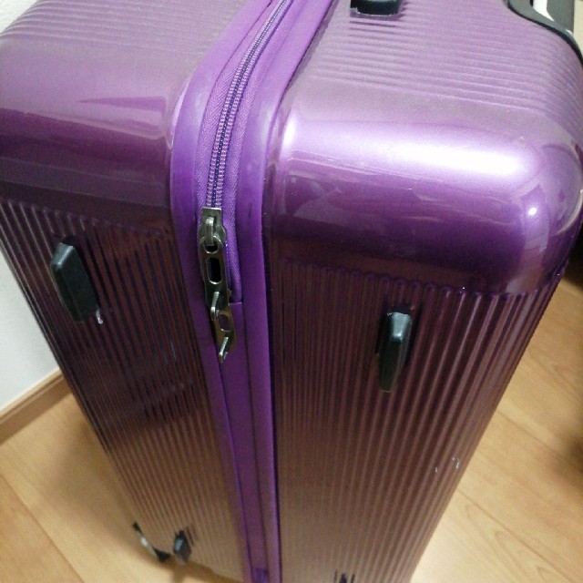 特大サイズの紫のスーツケース