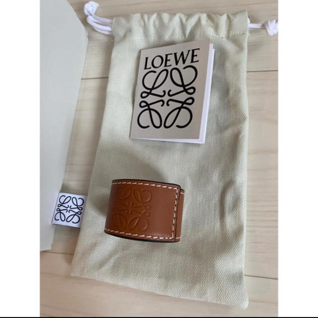 LOEWE(ロエベ)の国内完売♡LOEWE ロエベ スモール ラップレザーブレスレット タン レディースのアクセサリー(ブレスレット/バングル)の商品写真