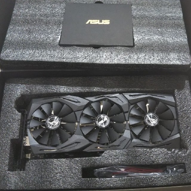 ASUS(エイスース)のASUS ROG STRIX RTX2070 8G  スマホ/家電/カメラのPC/タブレット(PC周辺機器)の商品写真