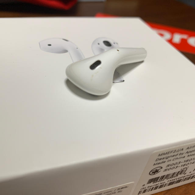 Apple(アップル)の第一世代　AirPods  右耳 スマホ/家電/カメラのオーディオ機器(ヘッドフォン/イヤフォン)の商品写真