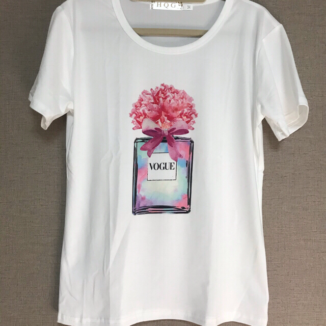 ZARA(ザラ)の【新品】VOGUE ，香水瓶，パフューム，フラワー，お花，Tシャツ レディースのトップス(Tシャツ(半袖/袖なし))の商品写真