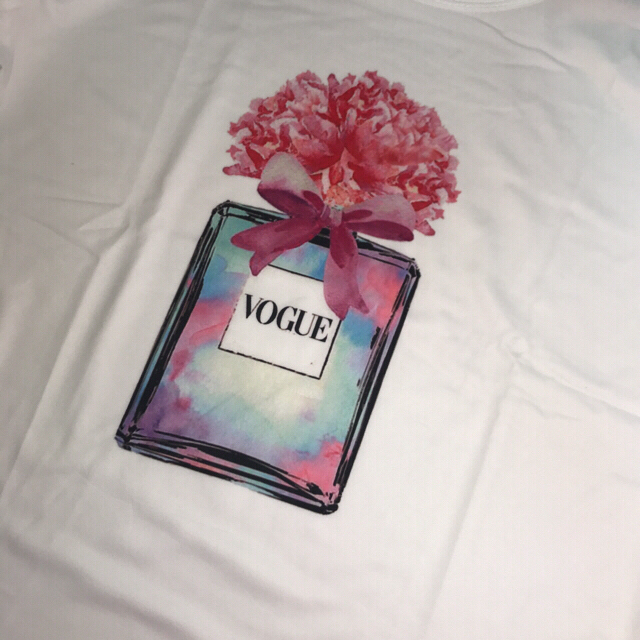 ZARA(ザラ)の【新品】VOGUE ，香水瓶，パフューム，フラワー，お花，Tシャツ レディースのトップス(Tシャツ(半袖/袖なし))の商品写真