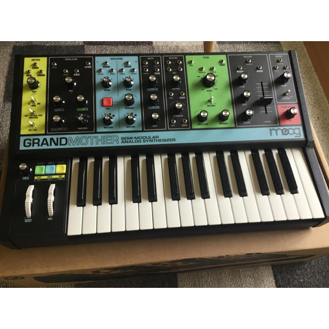 moog(ムック)のMoog Grandmother アナログシンセサイザー 楽器の鍵盤楽器(キーボード/シンセサイザー)の商品写真