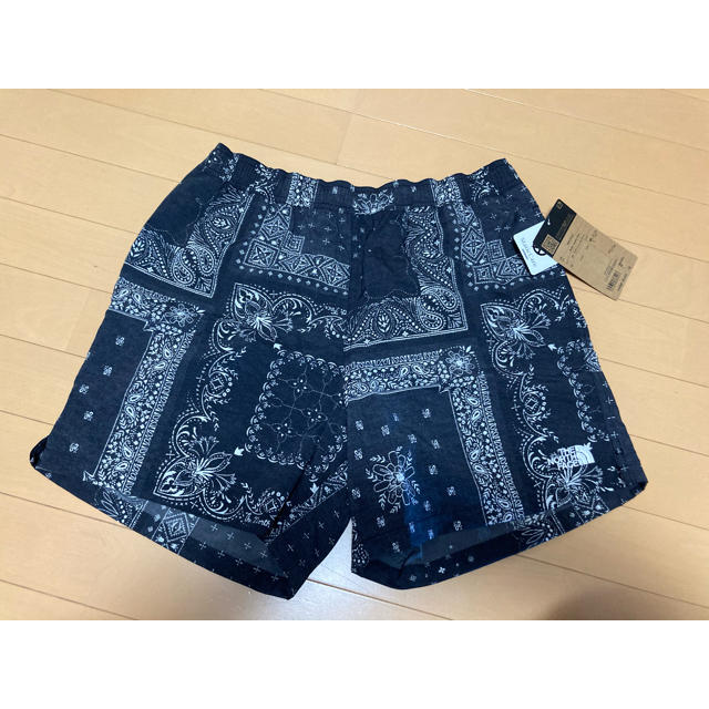 THE NORTH FACE(ザノースフェイス)のLサイズ ノースフェイス ノベルティバーサタイルショーツ バンダナ ブラック メンズのパンツ(ショートパンツ)の商品写真