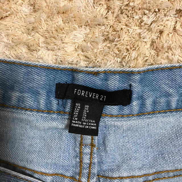 FOREVER 21(フォーエバートゥエンティーワン)のForever 21 デニムパンツ レディースのパンツ(ショートパンツ)の商品写真